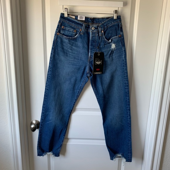 Levi’s 501 original cropped jean in Charleston Fun - Picture 5 of 10